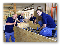 Endmontage einer Transportbox für Werbeanlage von Firma Fischer Licht & Metall